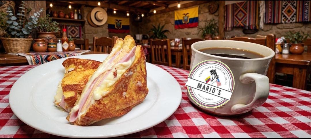 Sándwich dorado acompañado de café