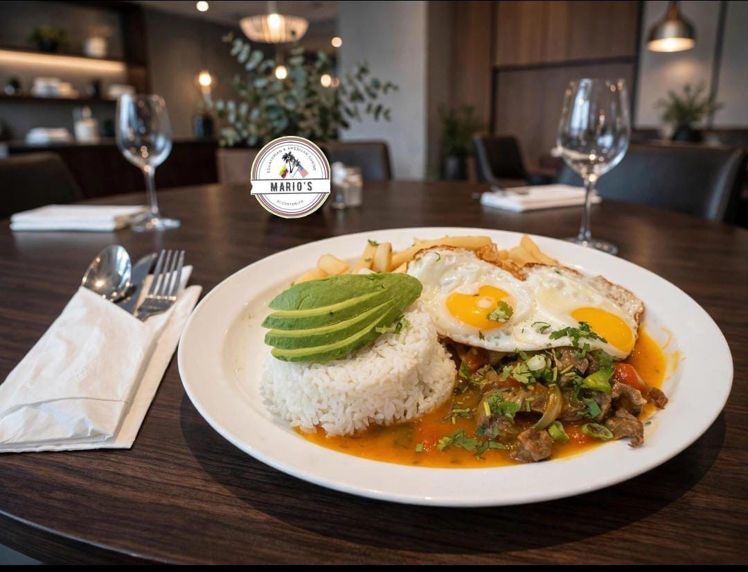 Plato de carne con arroz, aguacate y huevos